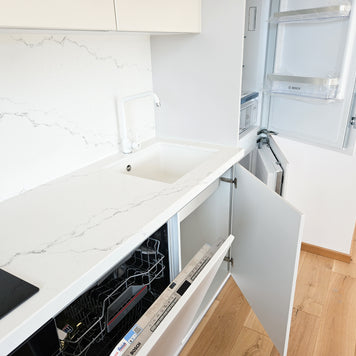 Mobilă de bucătărie fabricată la comandă de NORVINIA cu blat și glaf geam din cuarț compozit, mobilier din MDF termoformat