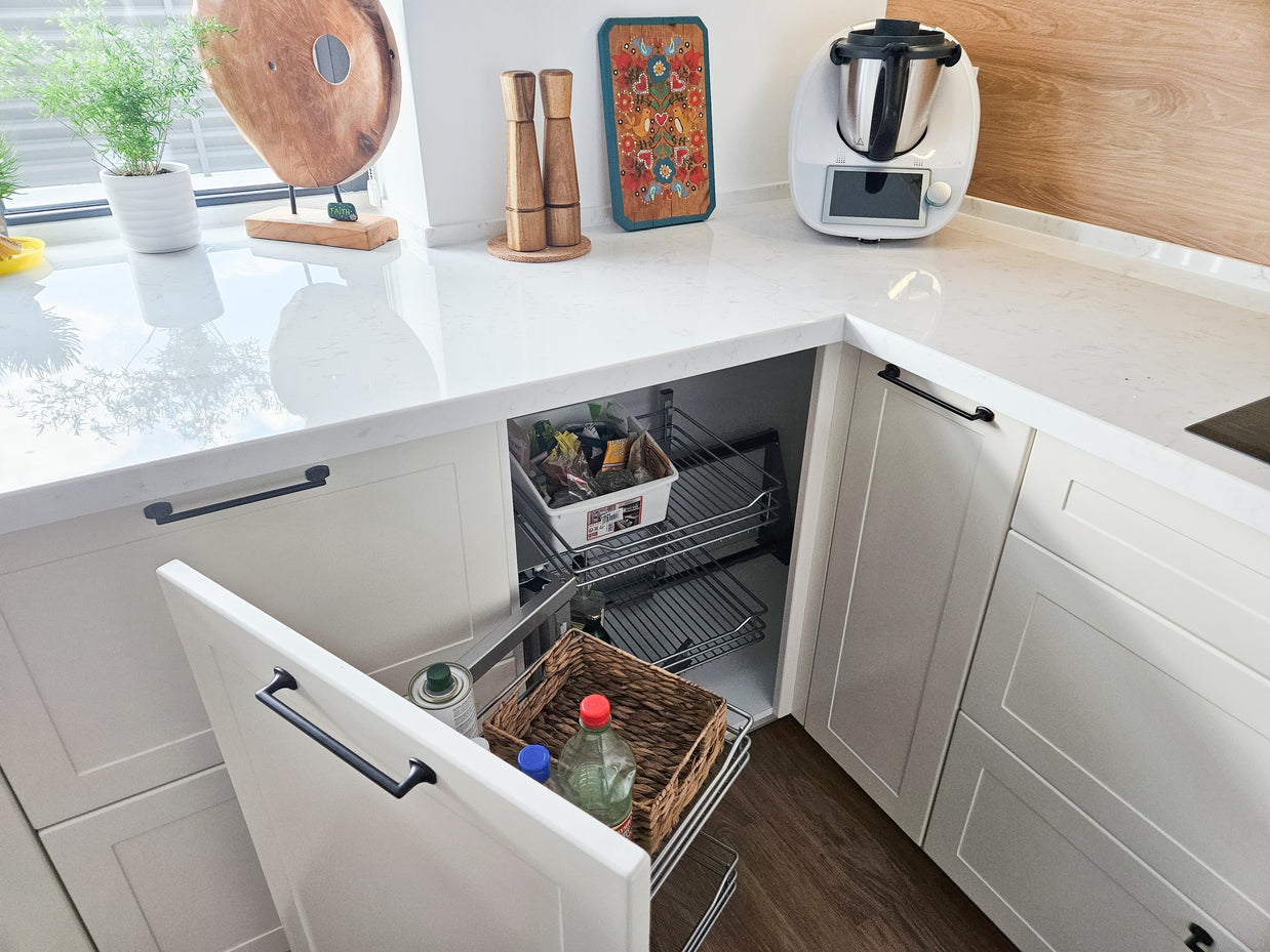 Mobilă de bucătărie fabricată la comandă de NORVINIA cu blat și glaf geam din cuarț compozit, mobilier din MDF termoformat