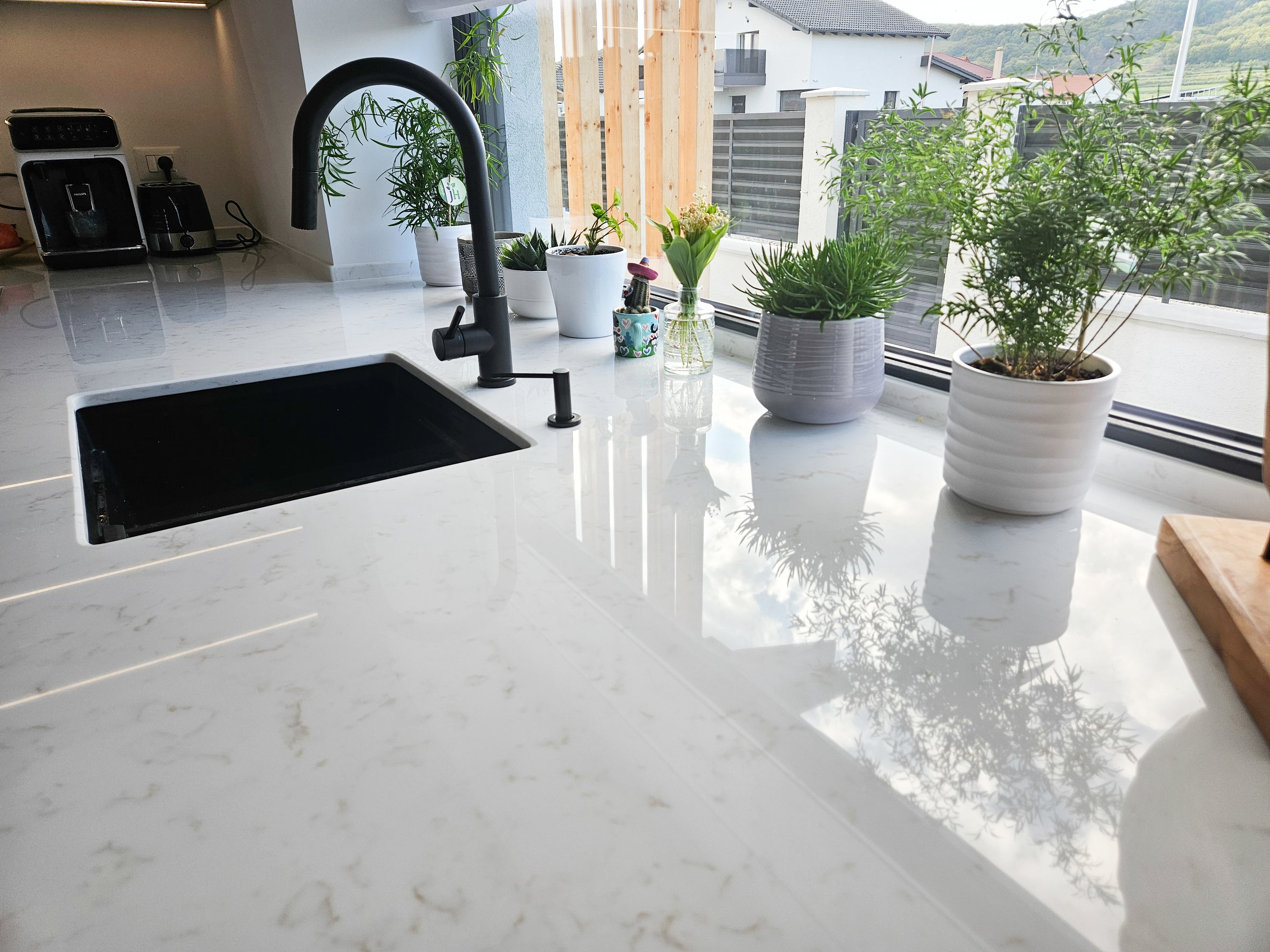 Mobilă de bucătărie fabricată la comandă de NORVINIA cu blat și glaf geam din cuarț compozit, mobilier din MDF termoformat