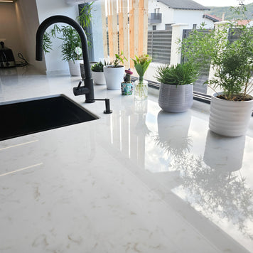 Mobilă de bucătărie fabricată la comandă de NORVINIA cu blat și glaf geam din cuarț compozit, mobilier din MDF termoformat