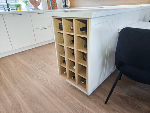 Mobilă de bucătărie fabricată la comandă de NORVINIA cu blat și glaf geam din cuarț compozit, mobilier din MDF termoformat