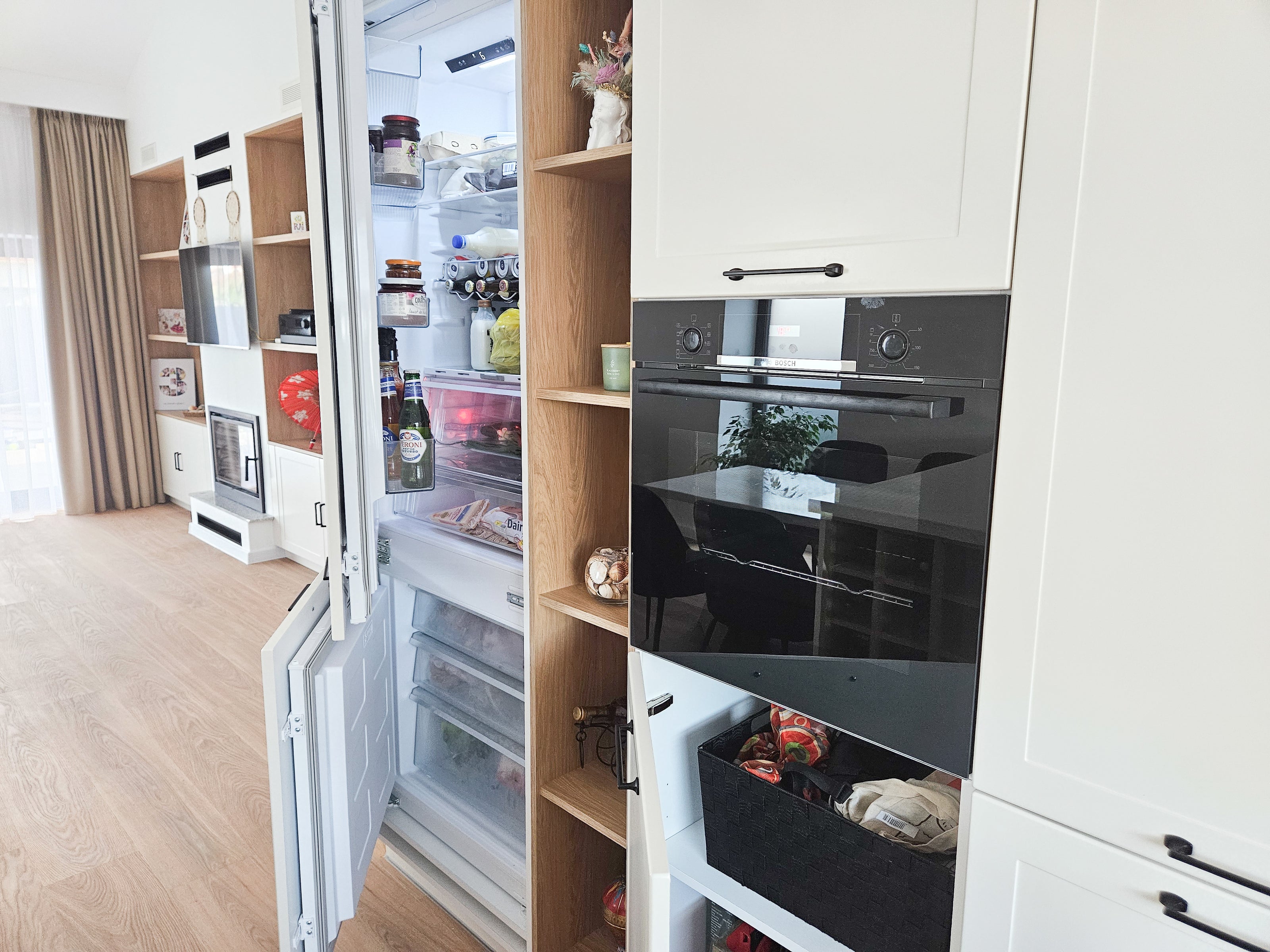 Mobilă de bucătărie fabricată la comandă de NORVINIA cu blat și glaf geam din cuarț compozit, mobilier din MDF termoformat