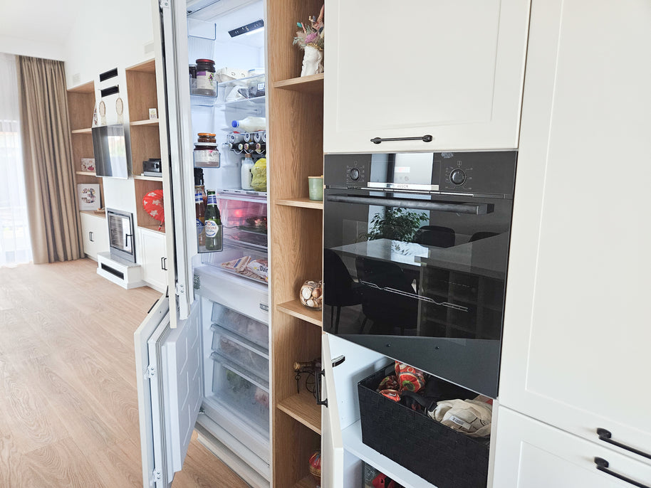 Mobilă de bucătărie fabricată la comandă de NORVINIA cu blat și glaf geam din cuarț compozit, mobilier din MDF termoformat