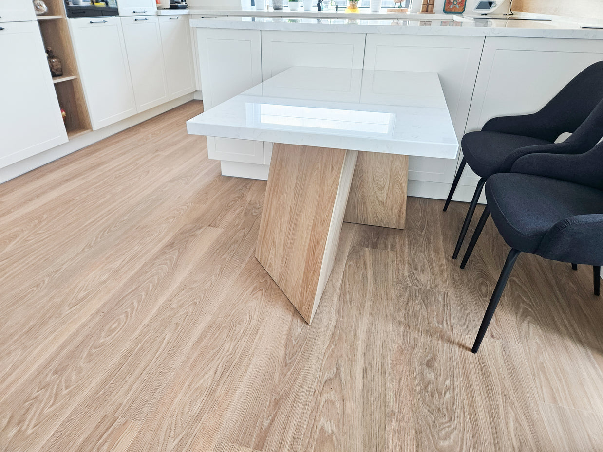 Mobilă de bucătărie fabricată la comandă de NORVINIA cu blat și glaf geam din cuarț compozit, mobilier din MDF termoformat