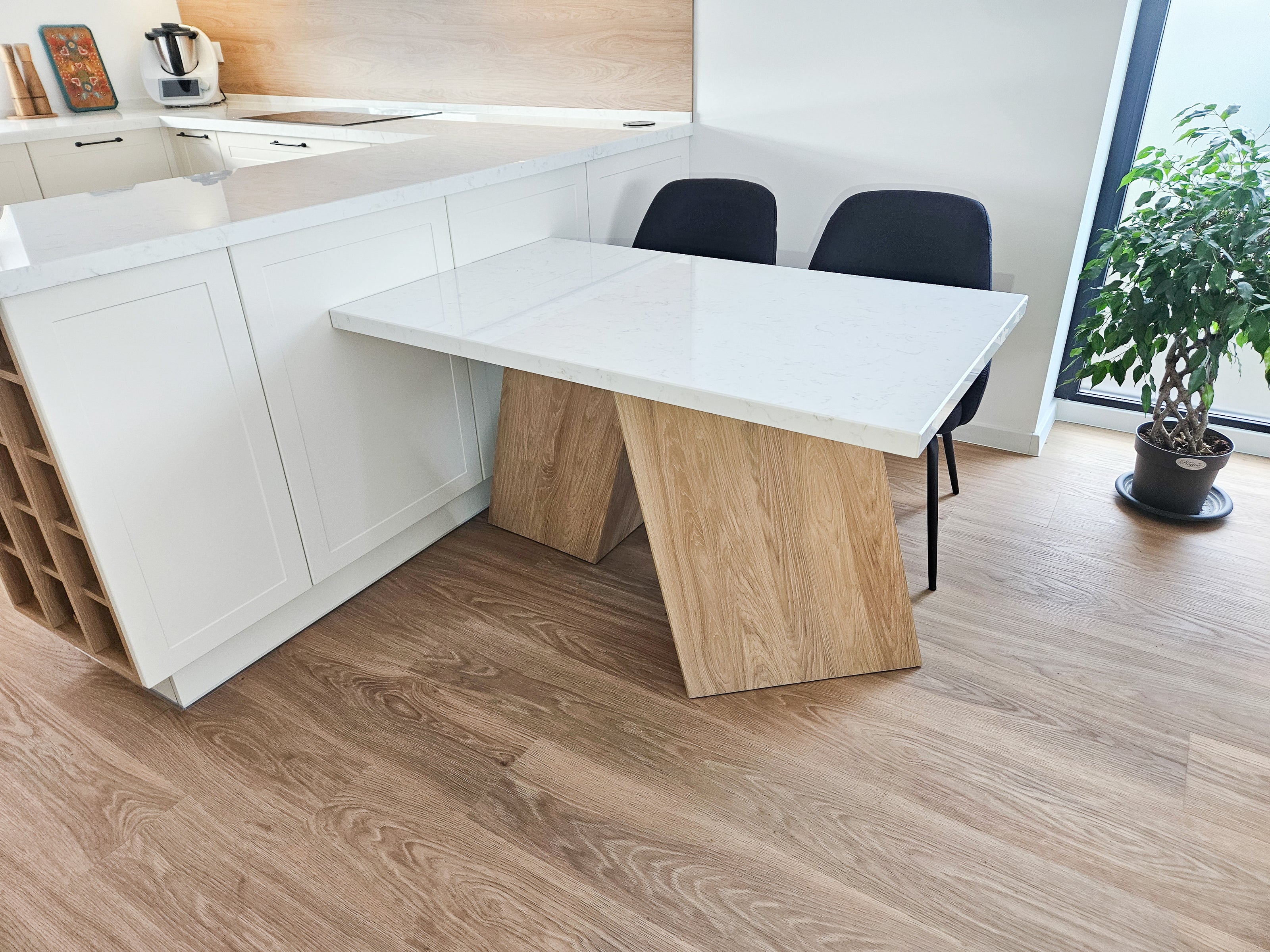 Mobilă de bucătărie fabricată la comandă de NORVINIA cu blat și glaf geam din cuarț compozit, mobilier din MDF termoformat