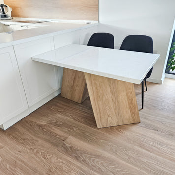 Mobilă de bucătărie fabricată la comandă de NORVINIA cu blat și glaf geam din cuarț compozit, mobilier din MDF termoformat