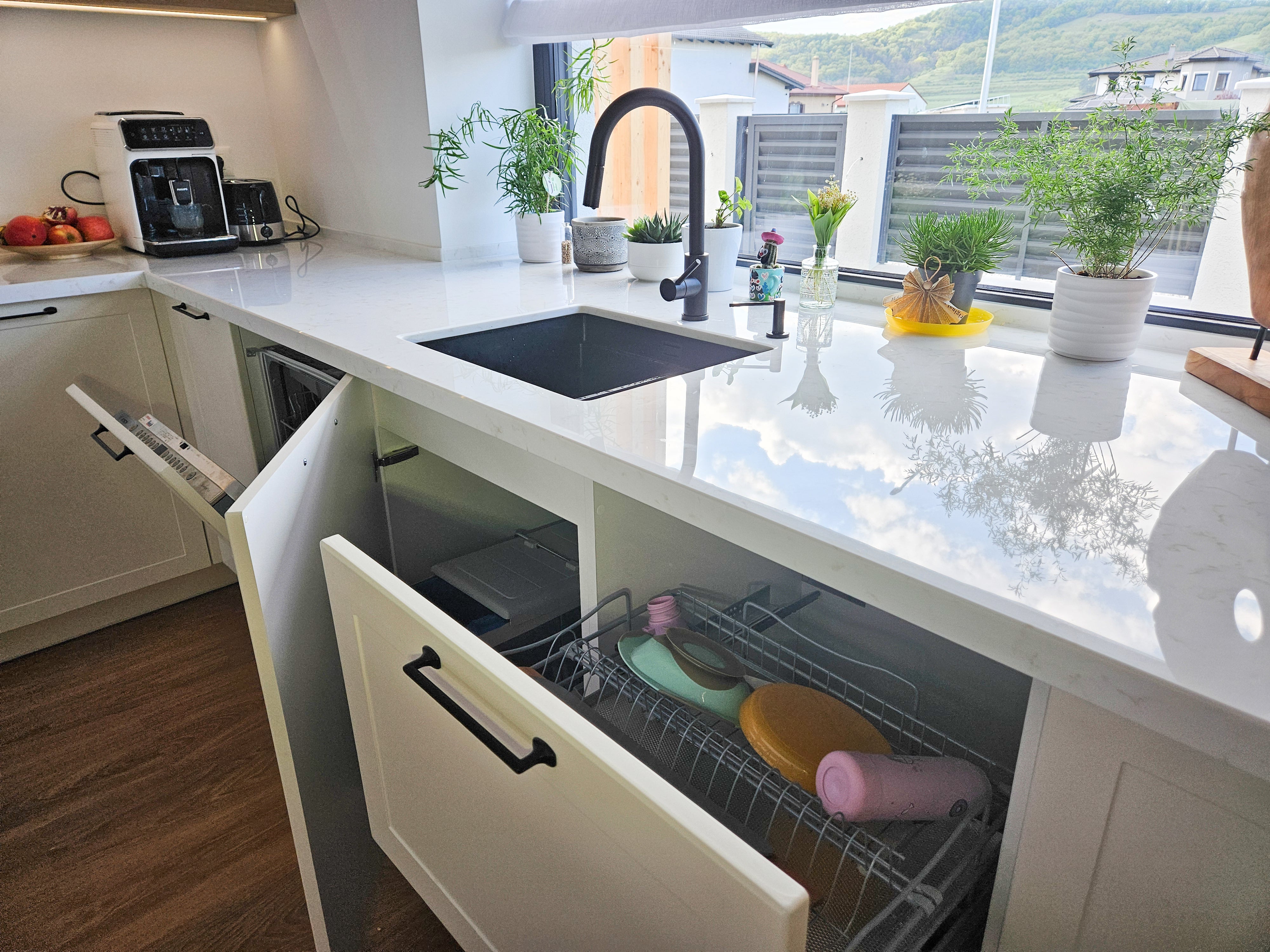 Mobilă de bucătărie fabricată la comandă de NORVINIA cu blat și glaf geam din cuarț compozit, mobilier din MDF termoformat