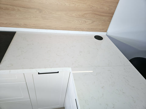 Mobilă de bucătărie fabricată la comandă de NORVINIA cu blat și glaf geam din cuarț compozit, mobilier din MDF termoformat