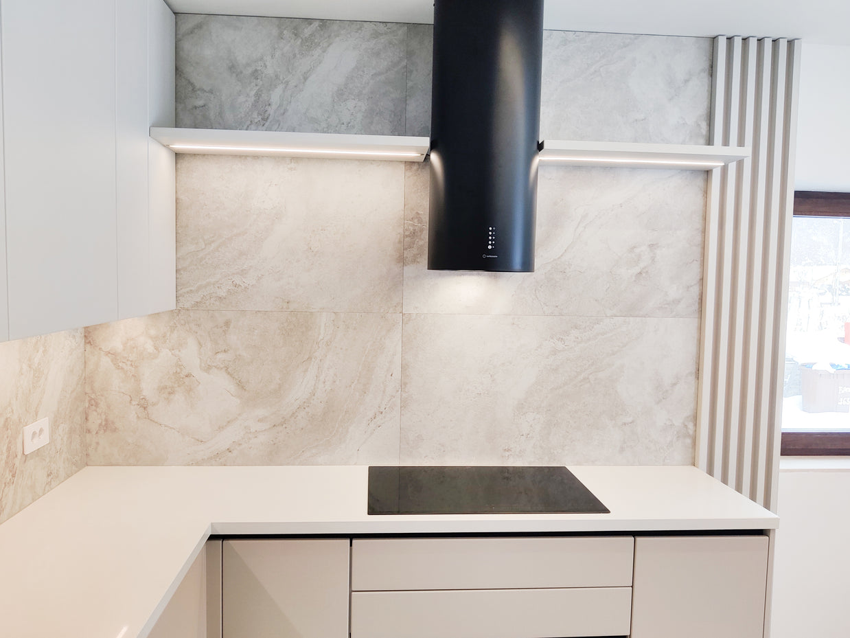 Mobilă de bucătărie fabricată la comandă de Norvinia cu blat din cuarț compozit, mobilier din MDF termoformat