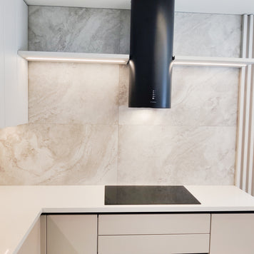 Mobilă de bucătărie fabricată la comandă de Norvinia cu blat din cuarț compozit, mobilier din MDF termoformat