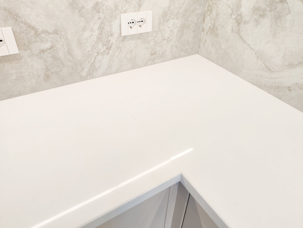 Mobilă de bucătărie fabricată la comandă de Norvinia cu blat din cuarț compozit, mobilier din MDF termoformat