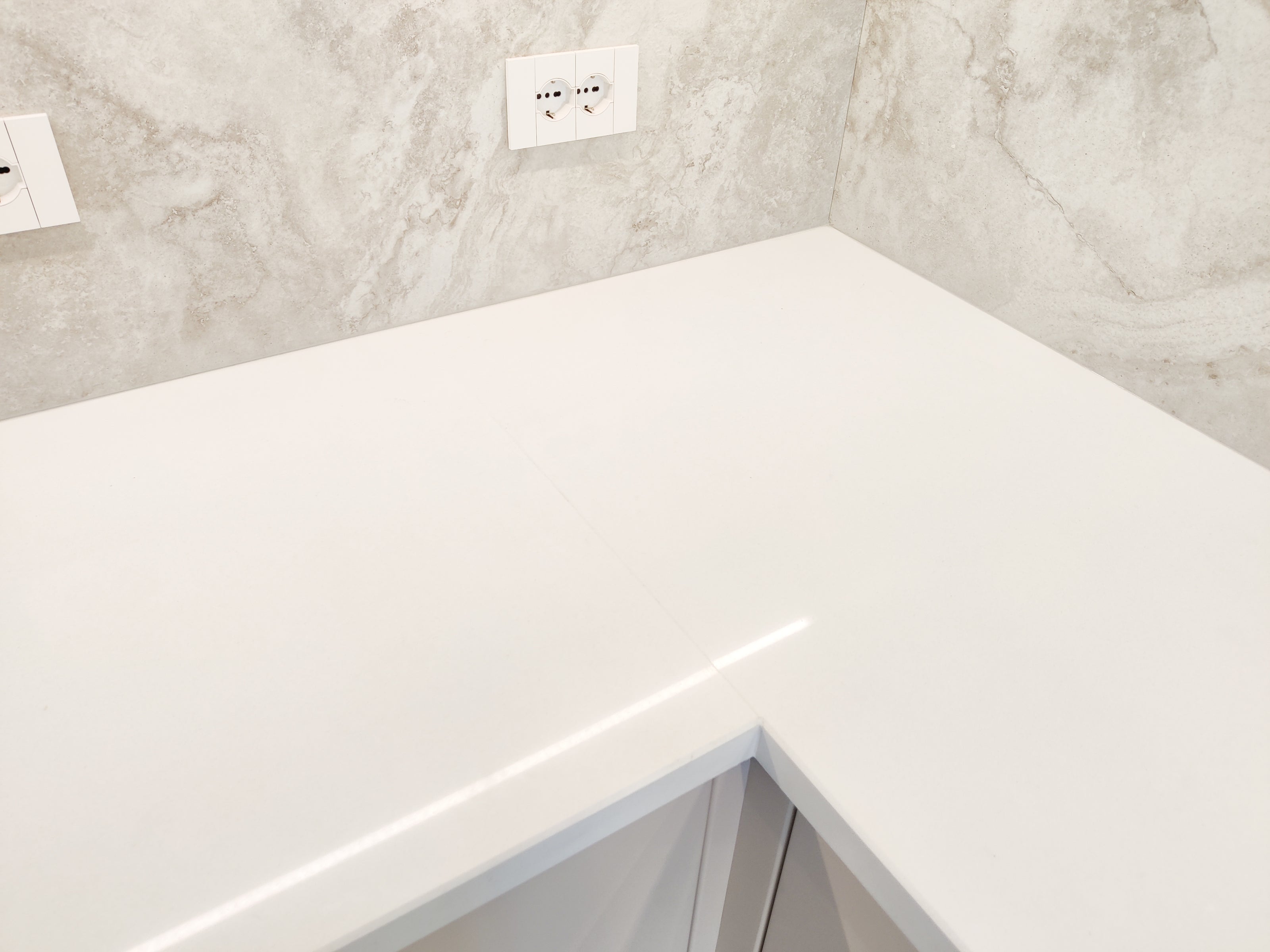 Mobilă de bucătărie fabricată la comandă de Norvinia cu blat din cuarț compozit, mobilier din MDF termoformat