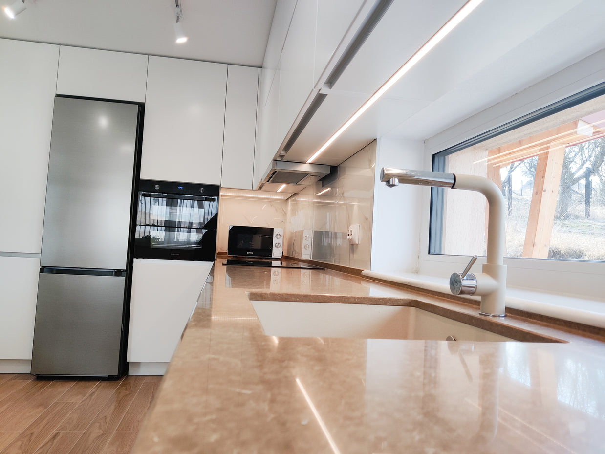 Mobilier de bucătărie NORVINIA din MDF cu blat din cuarț compozit, mânere Gola montate în spatele ușilor