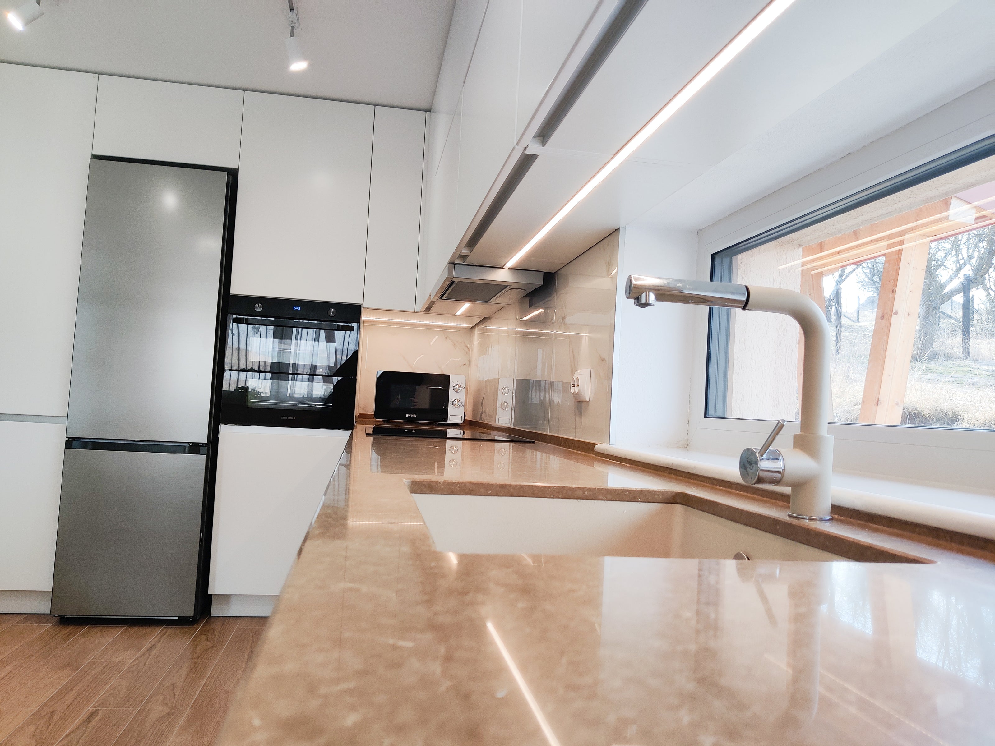 Mobilier de bucătărie NORVINIA din MDF cu blat din cuarț compozit, mânere Gola montate în spatele ușilor