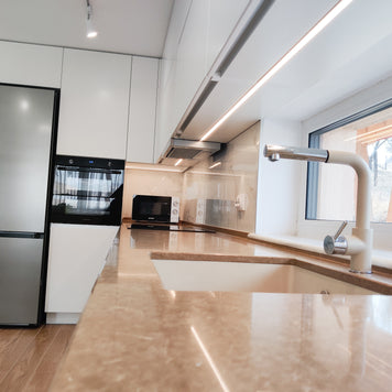 Mobilier de bucătărie NORVINIA din MDF cu blat din cuarț compozit, mânere Gola montate în spatele ușilor