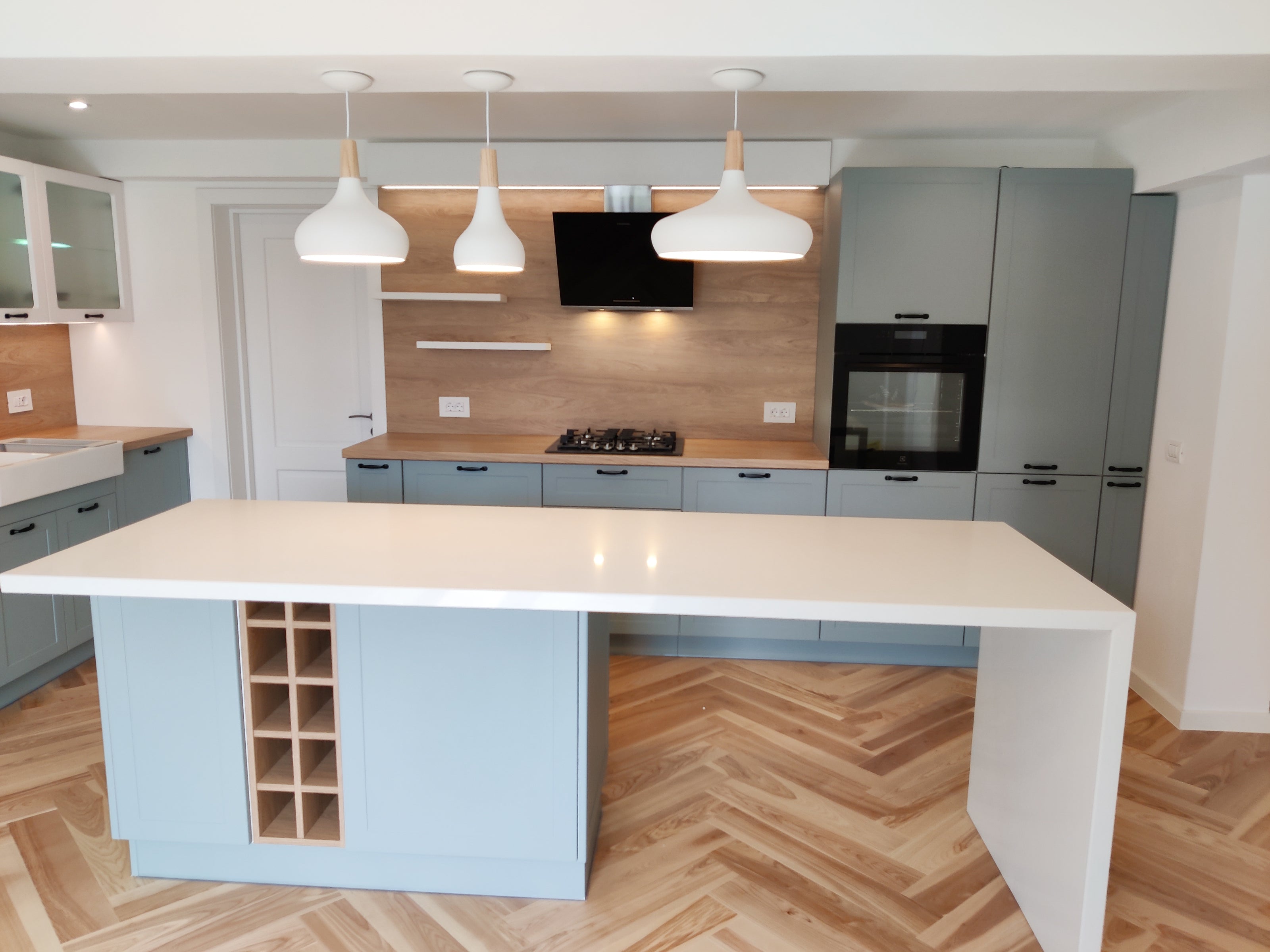 Mobilier de bucătărie NORVINIA din MDF termoformat cu insulă din cuarț compozit