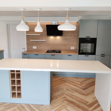 Mobilier de bucătărie NORVINIA din MDF termoformat cu insulă din cuarț compozit