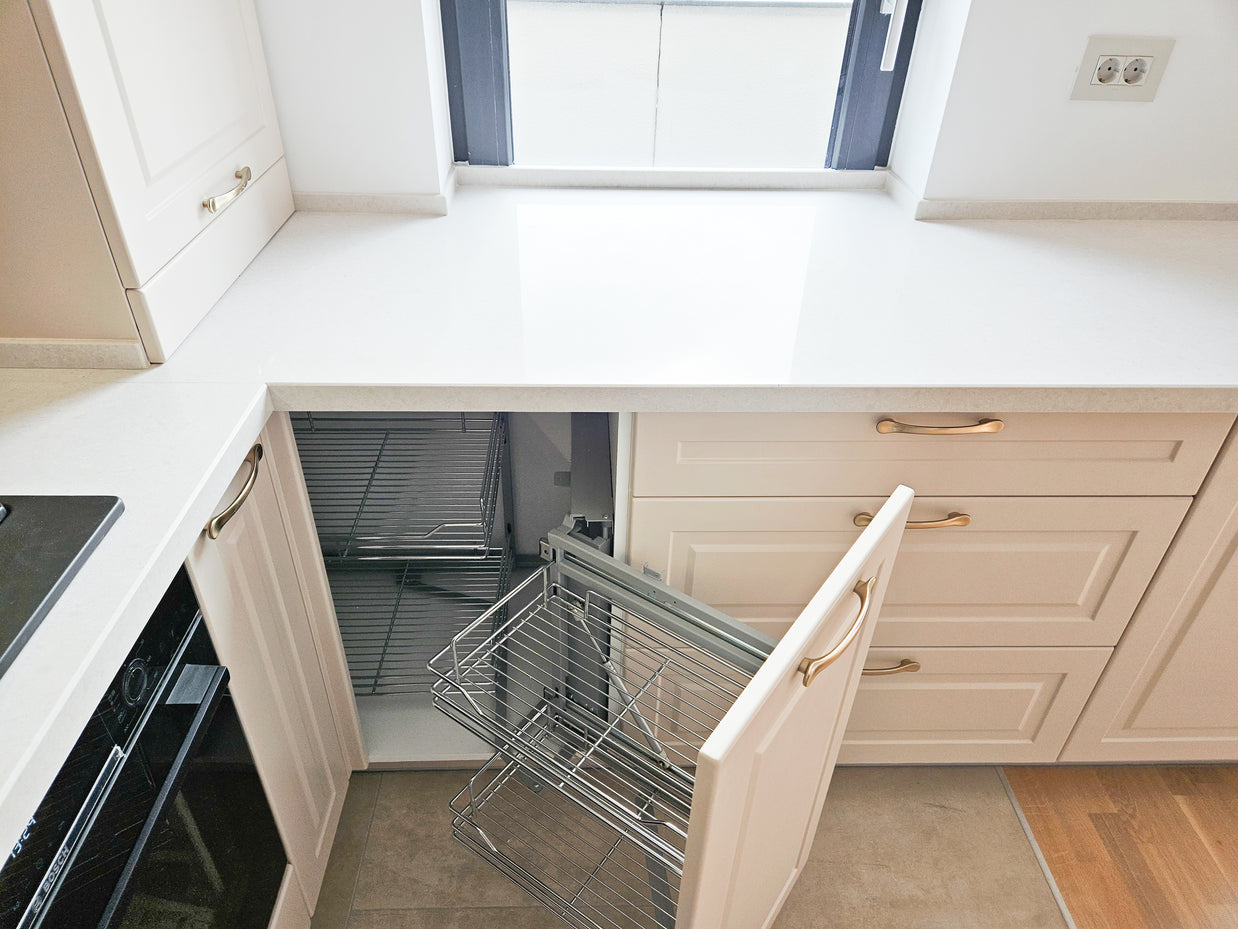 Mobilă de bucătărie fabricată la comandă de NORVINIA cu blat și glaf geam din cuarț compozit, mobilier din MDF termoformat