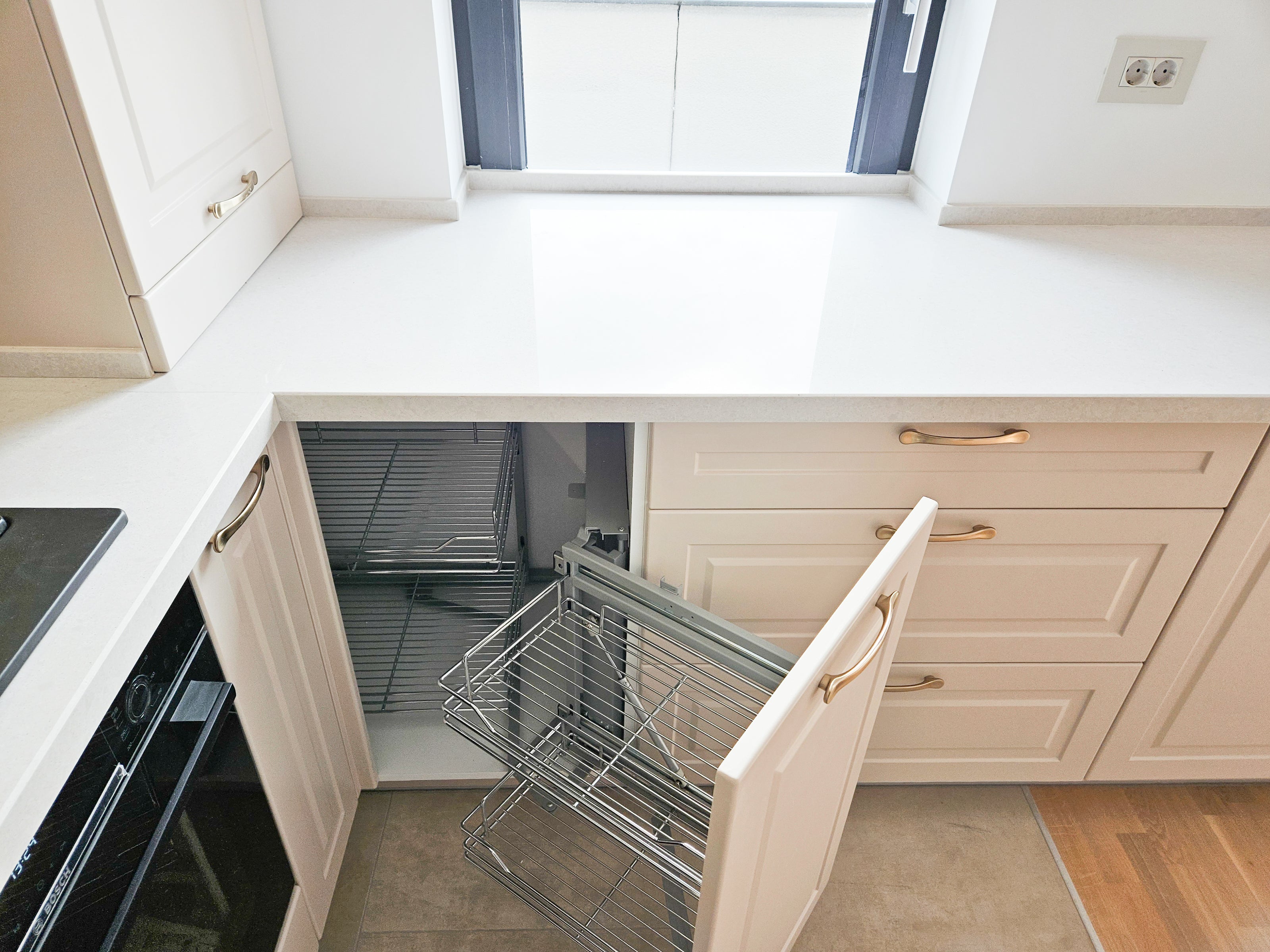 Mobilă de bucătărie fabricată la comandă de NORVINIA cu blat și glaf geam din cuarț compozit, mobilier din MDF termoformat