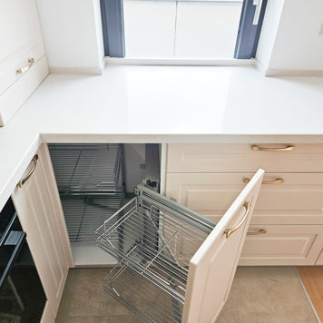 Mobilă de bucătărie fabricată la comandă de NORVINIA cu blat și glaf geam din cuarț compozit, mobilier din MDF termoformat