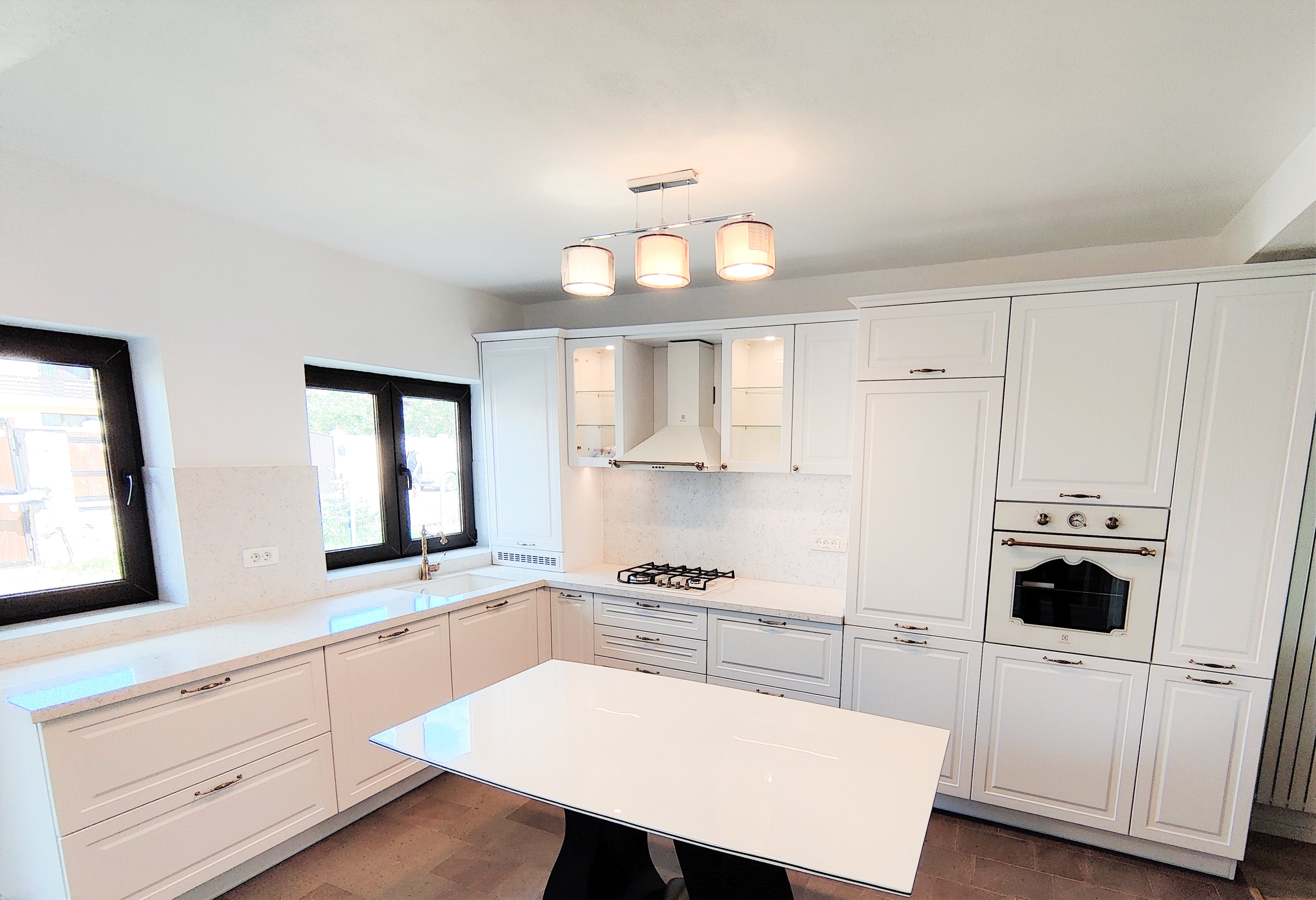 Mobilă de bucătărie din MDF termoformat fabricată la comandă de NORVINIA cu blat din cuarț compozit și chiuvetă montată sub blat