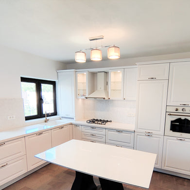 Mobilă de bucătărie din MDF termoformat fabricată la comandă de NORVINIA cu blat din cuarț compozit și chiuvetă montată sub blat