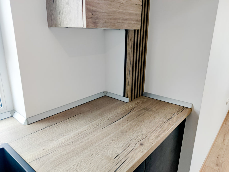 Mobilă de bucătărie din MDF termoformat fabricată la comandă de NORVINIA cu blat termorezistent și îmbinare colț invizibilă