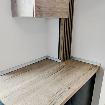 Mobilă de bucătărie din MDF termoformat fabricată la comandă de NORVINIA cu blat termorezistent și îmbinare colț invizibilă