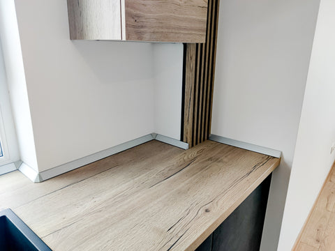 Mobilă de bucătărie din MDF termoformat fabricată la comandă de NORVINIA cu blat termorezistent și îmbinare colț invizibilă