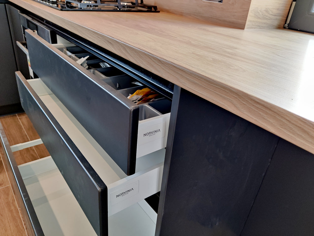 Mobilier de bucătărie NORVINIA cu blat, glaf și contrablat termorezistent, fronturi din MDF termoformat