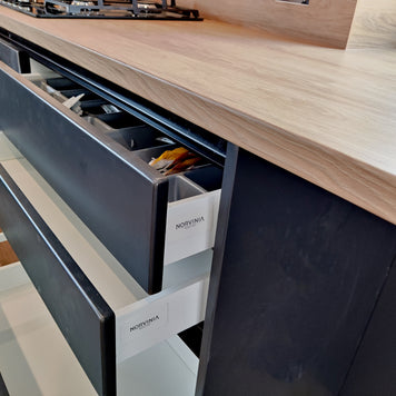 Mobilier de bucătărie NORVINIA cu blat, glaf și contrablat termorezistent, fronturi din MDF termoformat