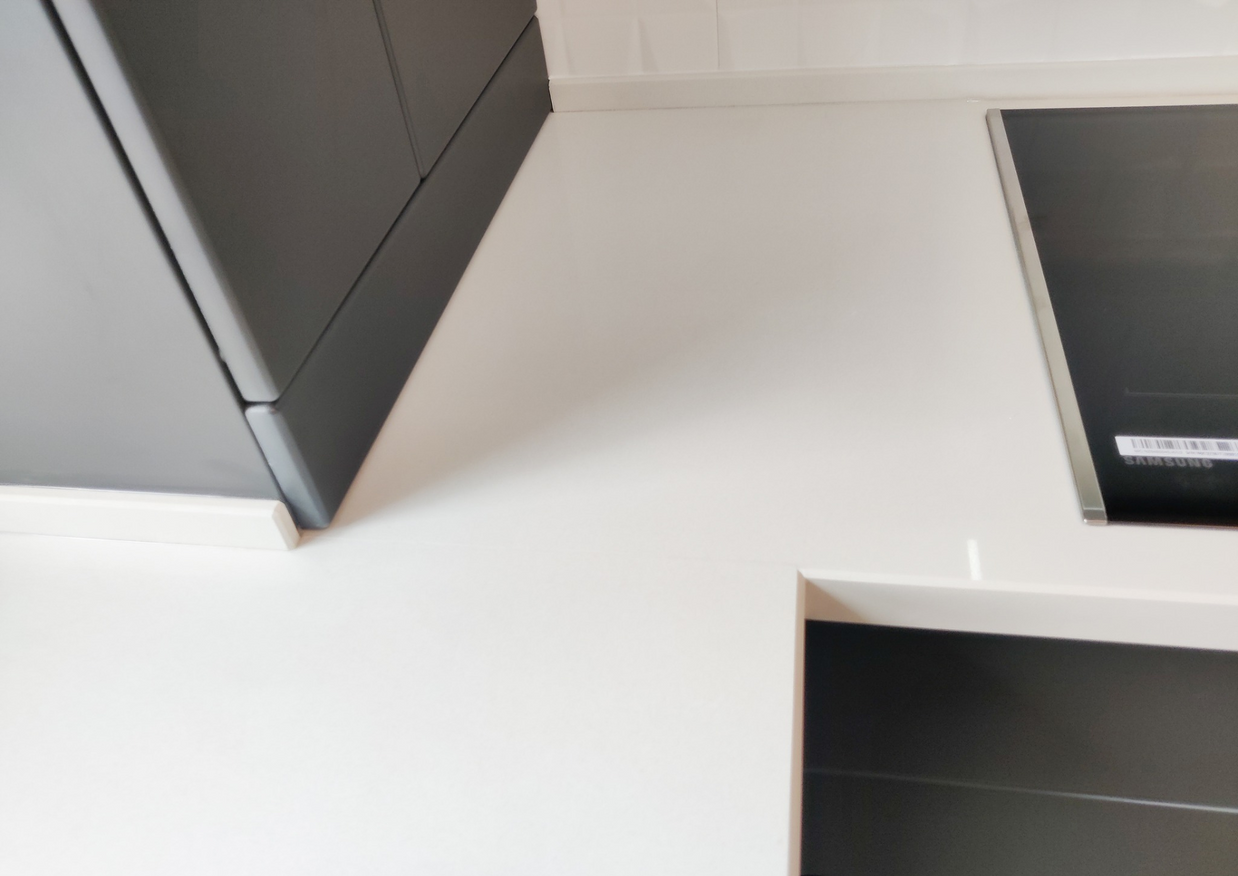 Mobilă bucătărie fabricată la comandă de NORVINIA cu blat și glaf geam din cuarț compozit, mobilier din MDF termoformat