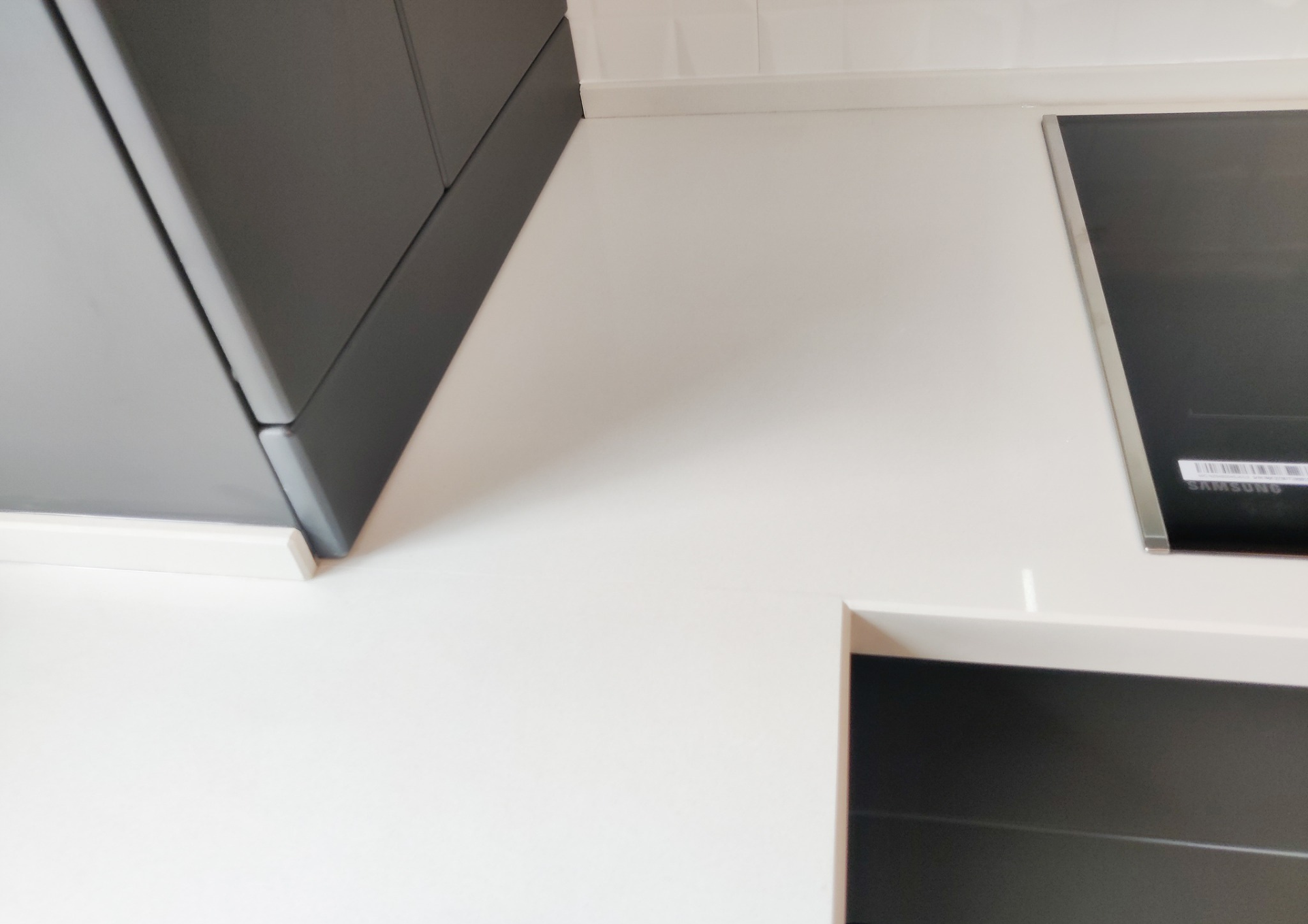 Mobilă bucătărie fabricată la comandă de NORVINIA cu blat și glaf geam din cuarț compozit, mobilier din MDF termoformat