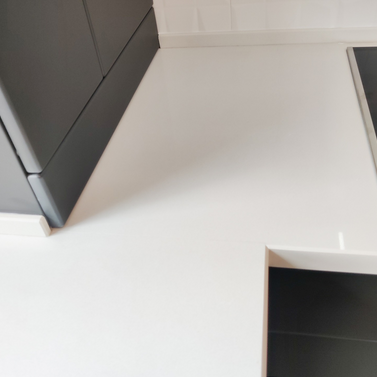 Mobilă bucătărie fabricată la comandă de NORVINIA cu blat și glaf geam din cuarț compozit, mobilier din MDF termoformat