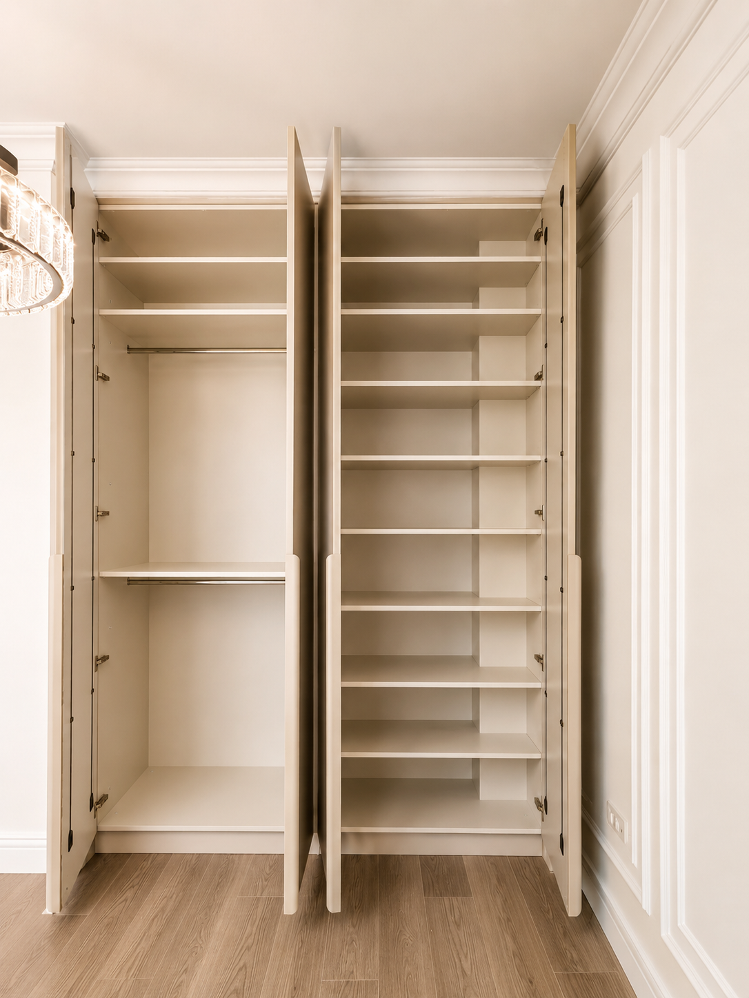 Mobilier pentru living din MDF termoformat cu vitrină și zonă de depozitare realizat la comandă de NORVINIA