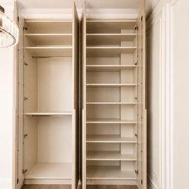 Mobilier pentru living din MDF termoformat cu vitrină și zonă de depozitare realizat la comandă de NORVINIA