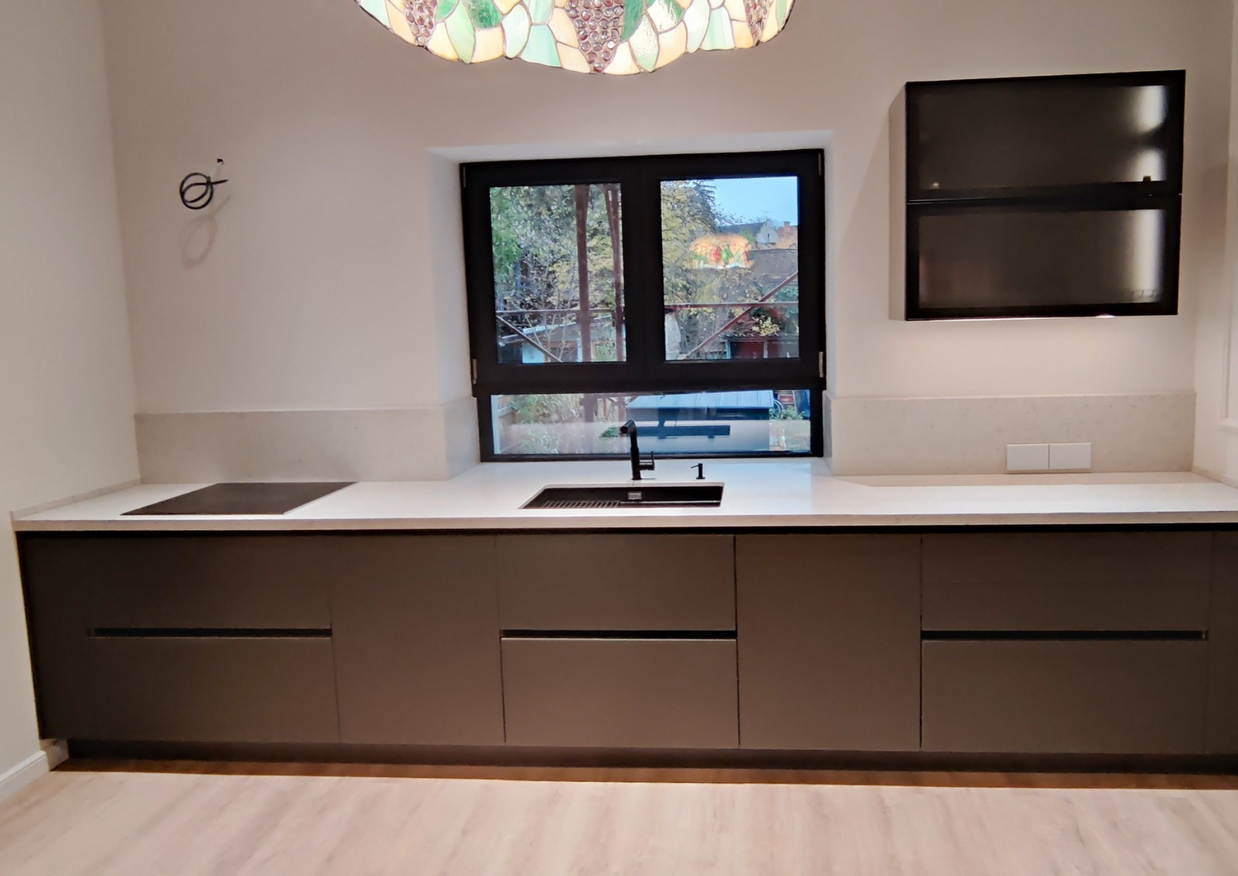 Mobilă bucătărie fabricată la comandă de NORVINIA din MDF termoformat, blat și glaf geam din cuarț compozit