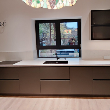 Mobilă bucătărie fabricată la comandă de NORVINIA din MDF termoformat, blat și glaf geam din cuarț compozit