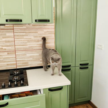 Mobila bucătărie fabricată la comandă de NORVINIA cu blat în L, cu îmbinare invizibilă, blat și glaf geam din același material, mobilier din MDF termoformat