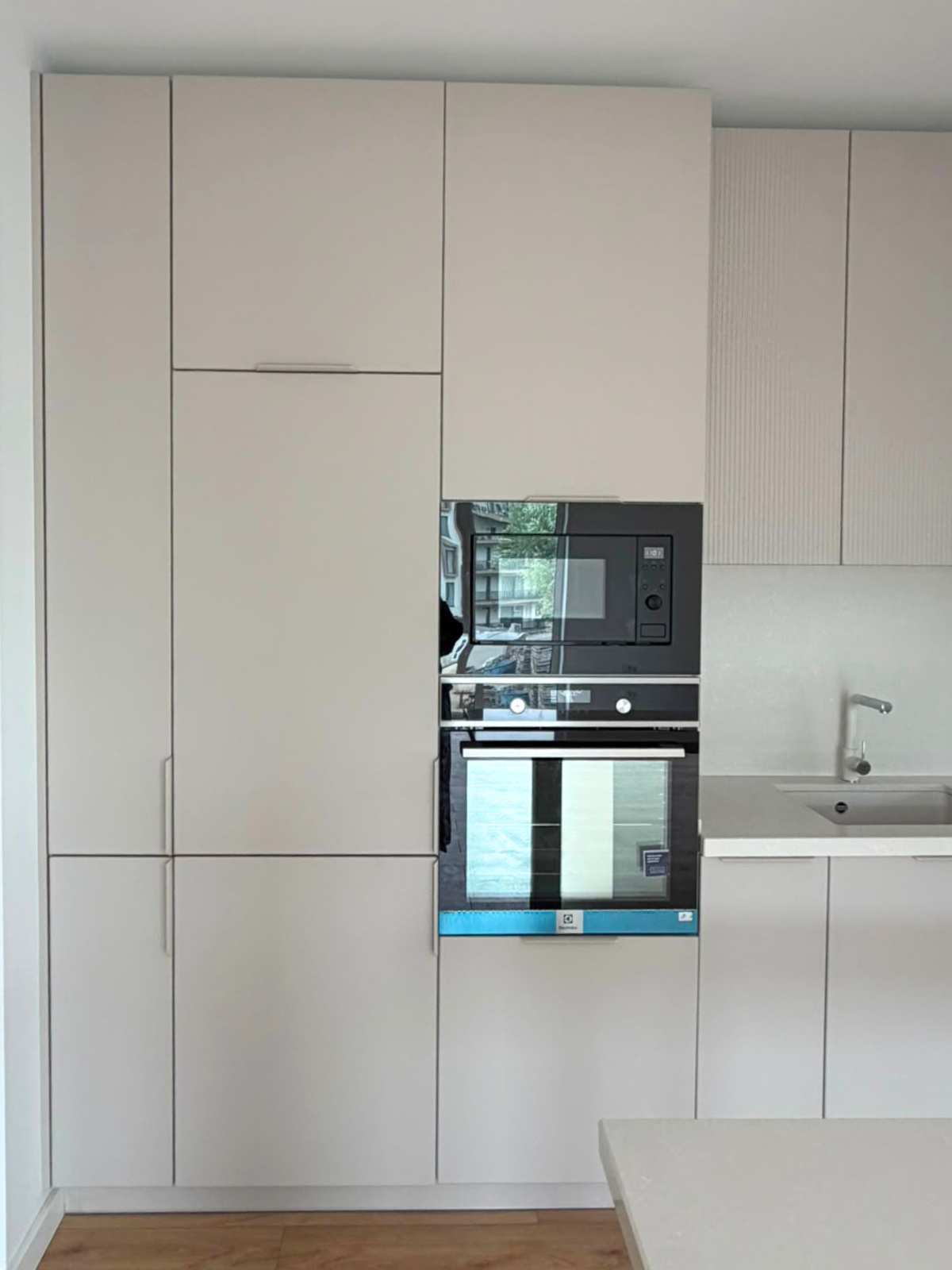 Mobilier de bucătărie din MDF termoformat, cu blat din cuarț și mânere aplicate