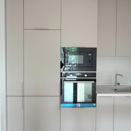 Mobilier de bucătărie din MDF termoformat, cu blat din cuarț și mânere aplicate