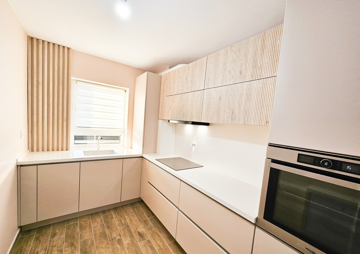 Mobilă bucătărie fabricată la comandă de NORVINIA din MDF termoformat, blat și glaf geam din cuarț compozit cu chiuvetă montată sub blat