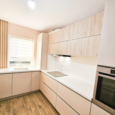 Mobilă bucătărie fabricată la comandă de NORVINIA din MDF termoformat, blat și glaf geam din cuarț compozit cu chiuvetă montată sub blat