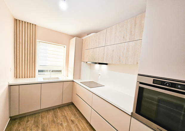 Mobilă bucătărie fabricată la comandă de NORVINIA din MDF termoformat, blat și glaf geam din cuarț compozit cu chiuvetă montată sub blat