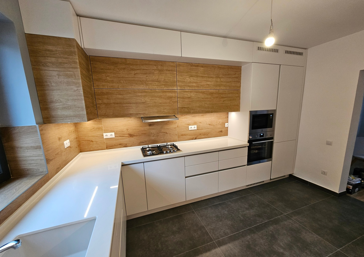 Mobilă bucătărie fabricată la comandă de NORVINIA din MDF termoformat, blat din cuarț compozit cu chiuvetă montată sub blat