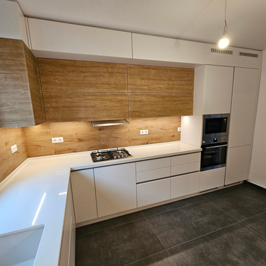 Mobilă bucătărie fabricată la comandă de NORVINIA din MDF termoformat, blat din cuarț compozit cu chiuvetă montată sub blat