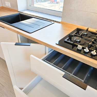 Mobilă bucătărie fabricată la comandă de NORVINIA din MDF termoformat