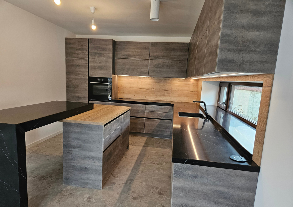 Mobilă bucătărie fabricată la comandă de NORVINIA din MDF termoformat, blat și glaf geam din cuarț compozit cu chiuvetă montată sub blat