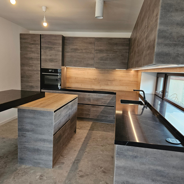 Mobilă bucătărie fabricată la comandă de NORVINIA din MDF termoformat, blat și glaf geam din cuarț compozit cu chiuvetă montată sub blat