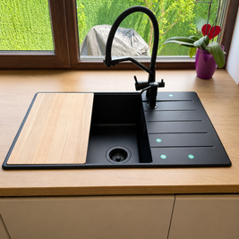 Mobilier de bucătărie NORVINIA, cu fronturi din MDF termoformat în două culori, blat termorezistent EGGER și mânere tip profil GOLA